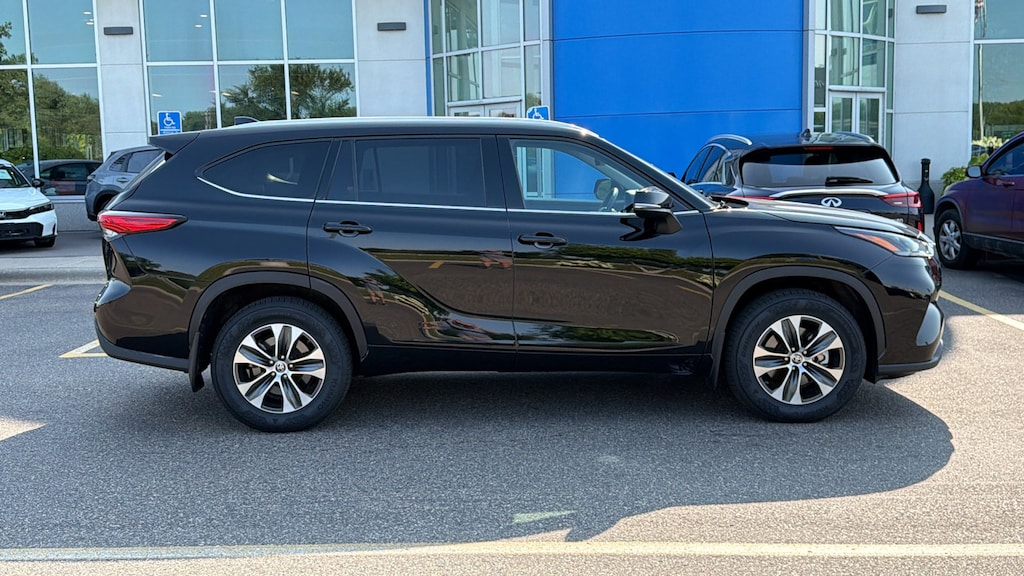 Used 2022 Toyota Highlander XLE XLE AWD