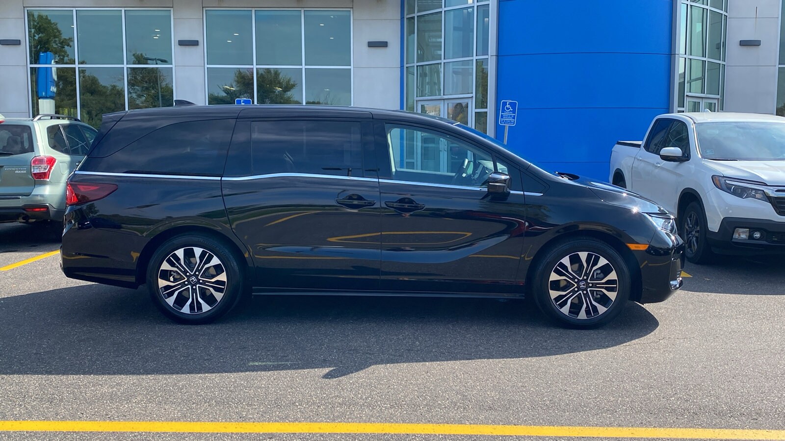 2025 Honda Odyssey Elite photo 4