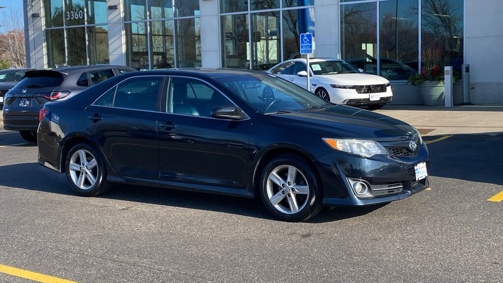 Used 2014 Toyota Camry SE Sedan