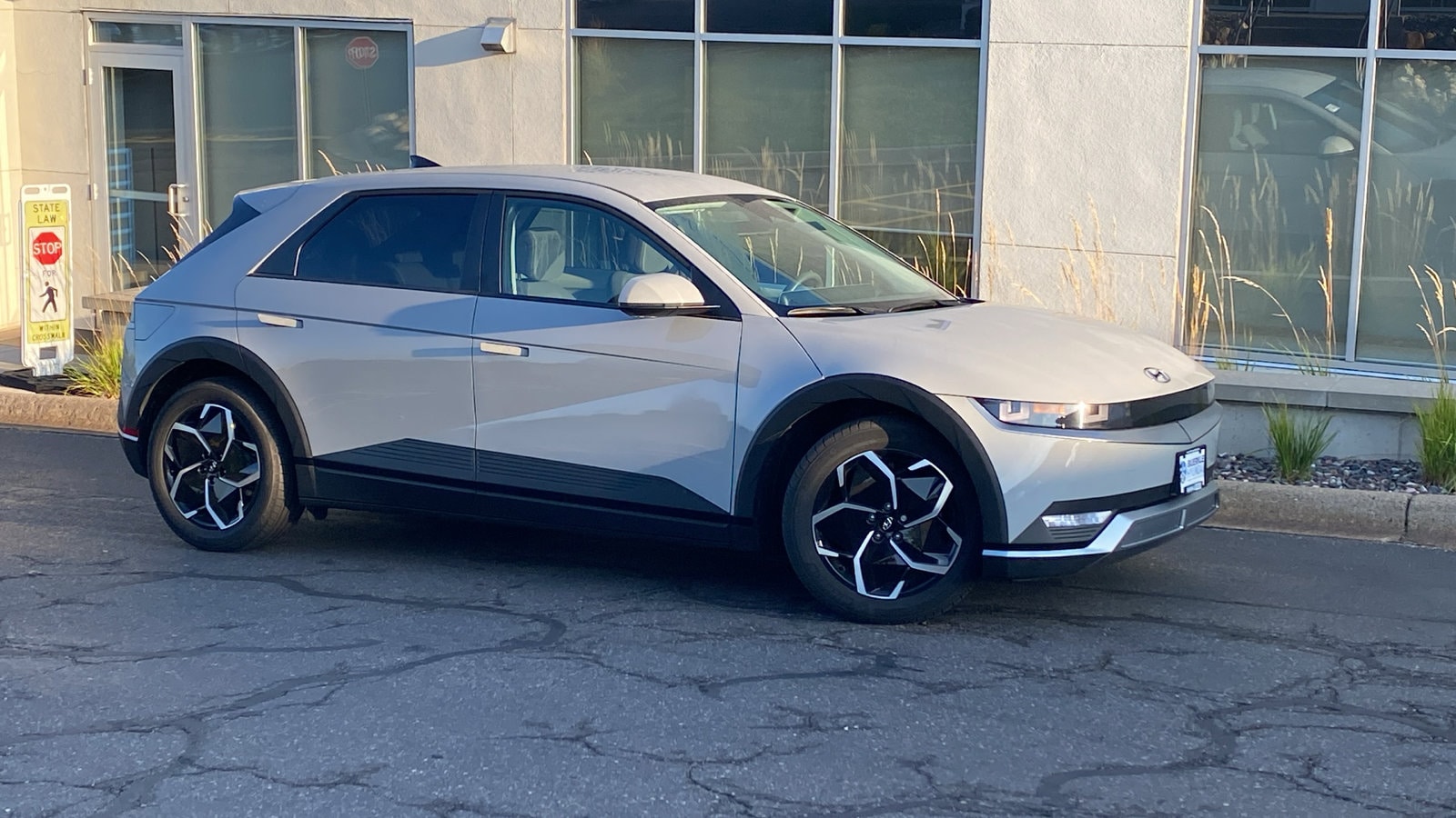 2024 Hyundai IONIQ 5 SE's photo