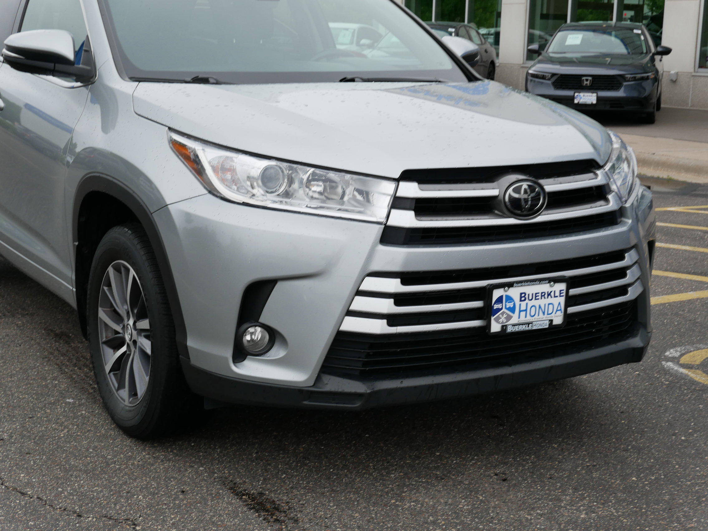 Used 2017 Toyota Highlander XLE with VIN 5TDJZRFH7HS450510 for sale in Saint Paul, Minnesota