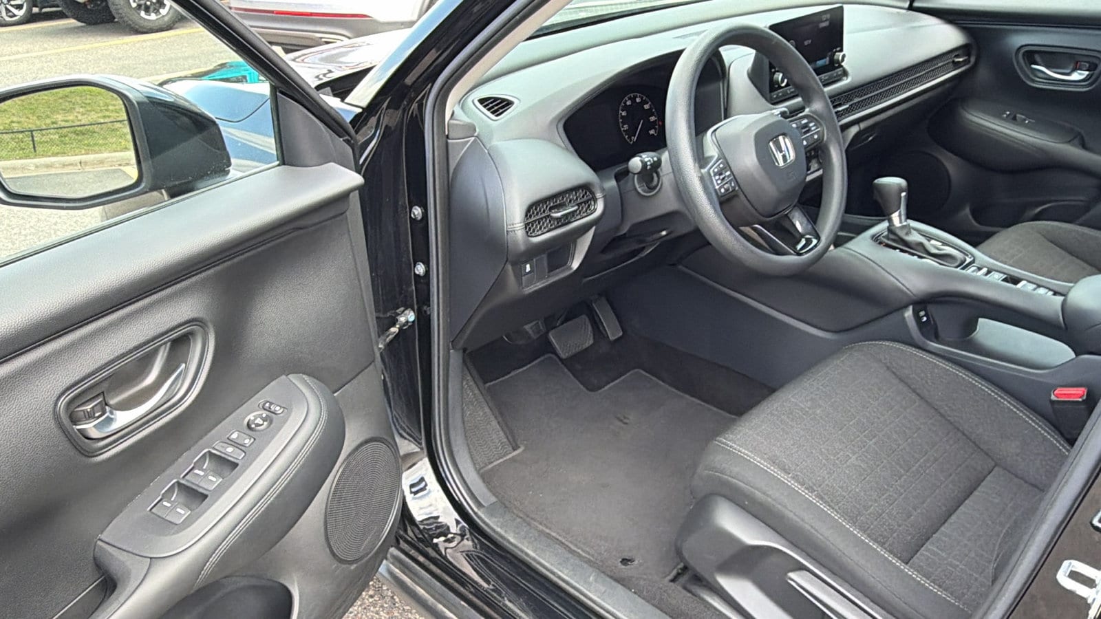 2025 Honda HR-V LX - Photo 12