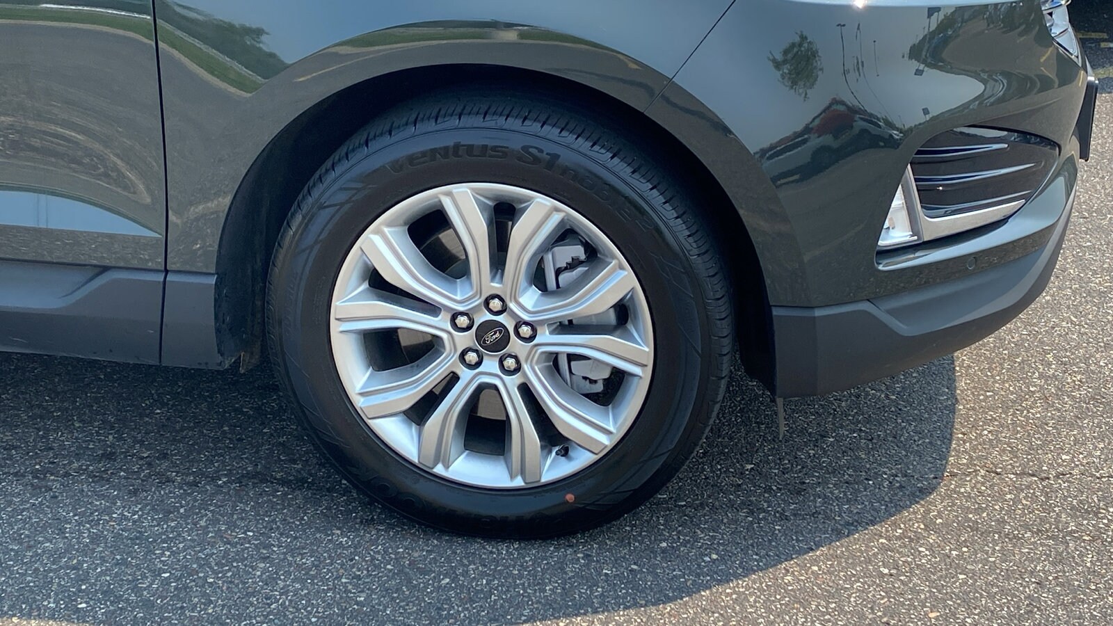 2024 Ford Edge Titanium photo 3