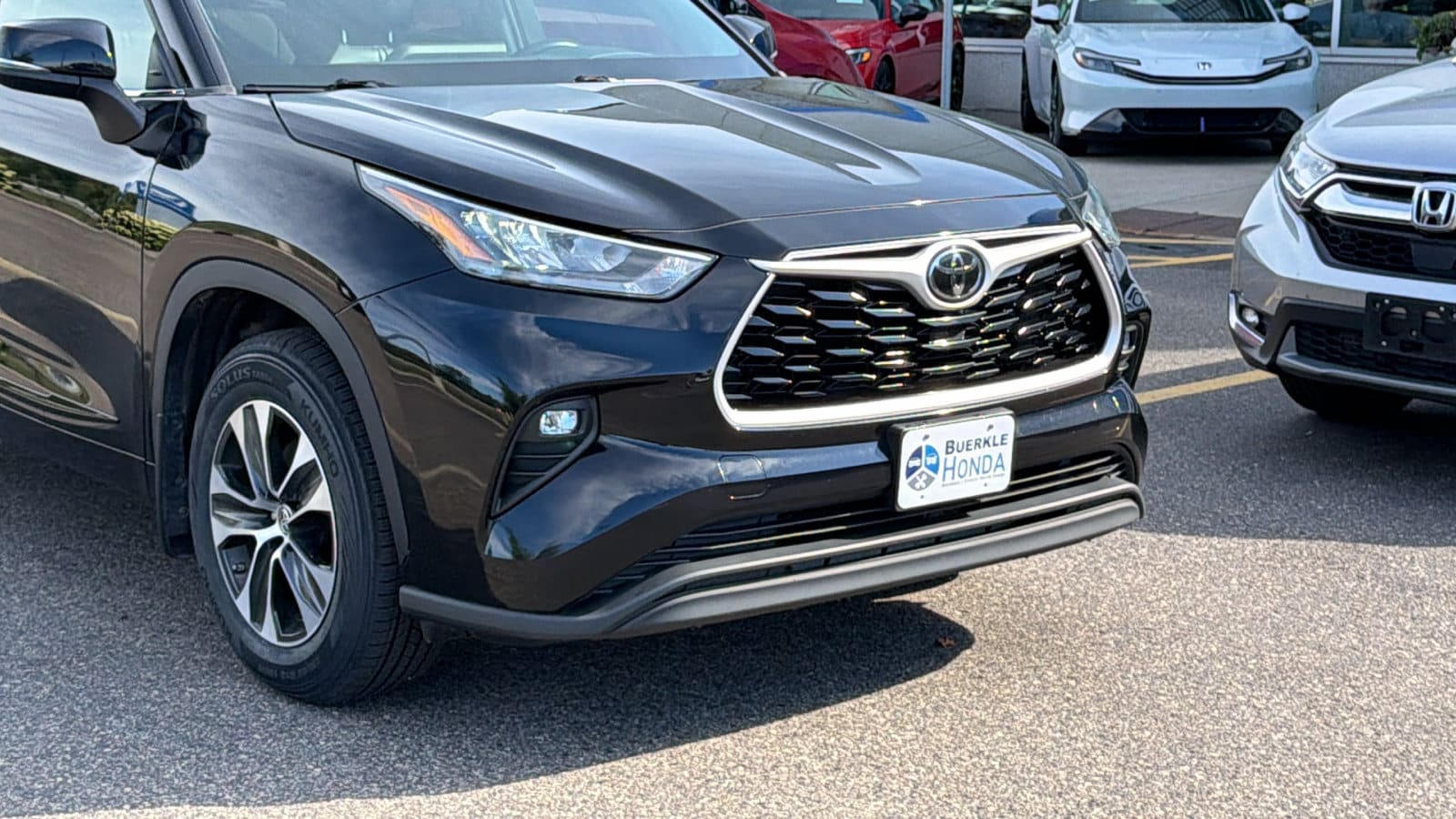 Used 2020 Toyota Highlander XLE with VIN 5TDGZRBH0LS028877 for sale in Saint Paul, Minnesota