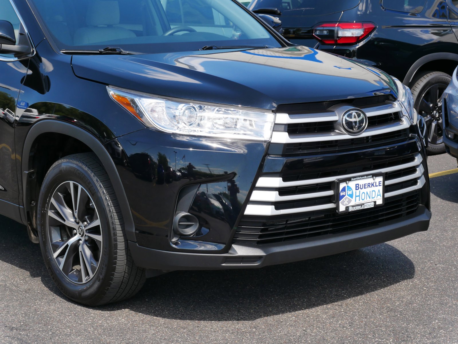 Used 2019 Toyota Highlander LE with VIN 5TDBZRFH2KS744649 for sale in Saint Paul, MN