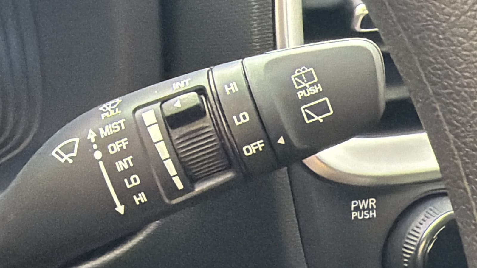2025 Hyundai Venue SE - Photo 24