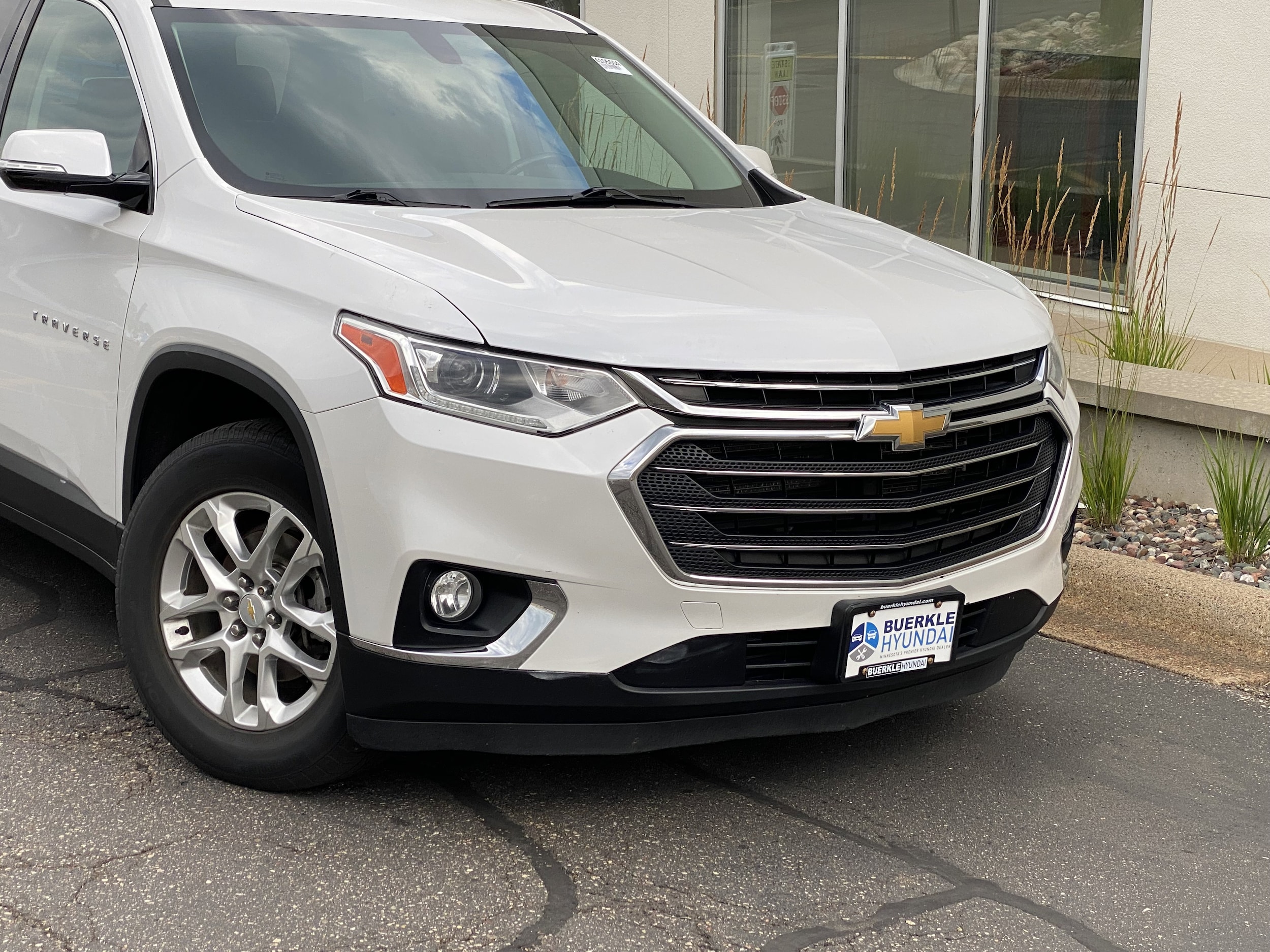 Used 2019 Chevrolet Traverse 1LT with VIN 1GNEVGKW6KJ207756 for sale in Saint Paul, Minnesota