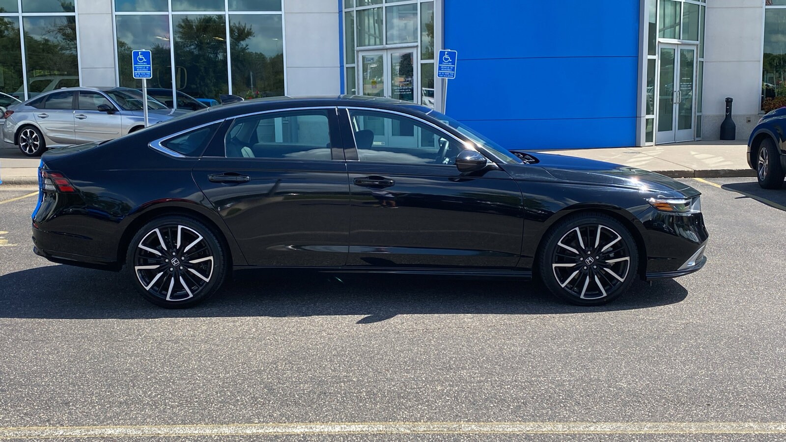 2023 Honda Accord Hybrid Touring photo 3