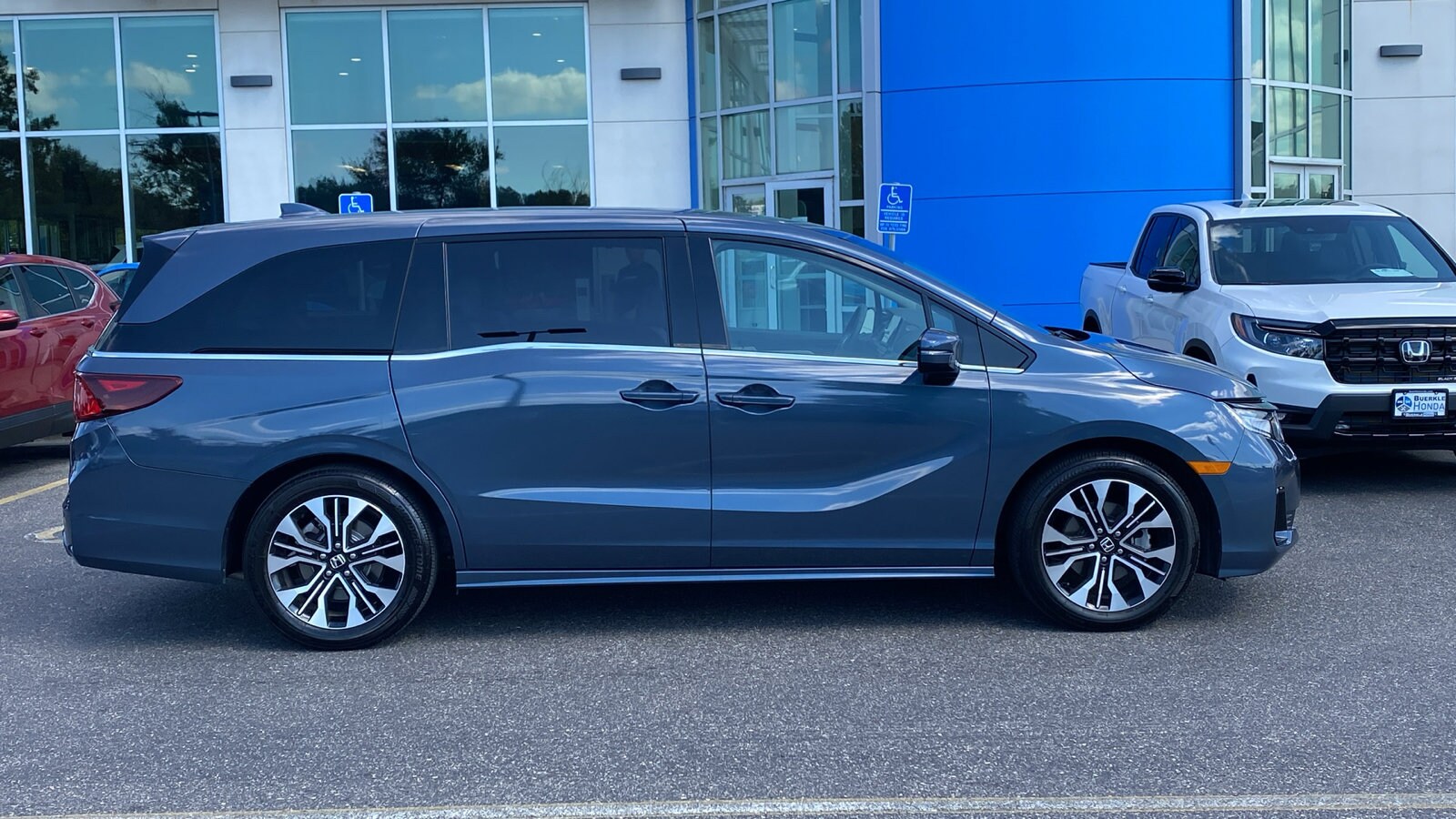 2025 Honda Odyssey Elite photo 4