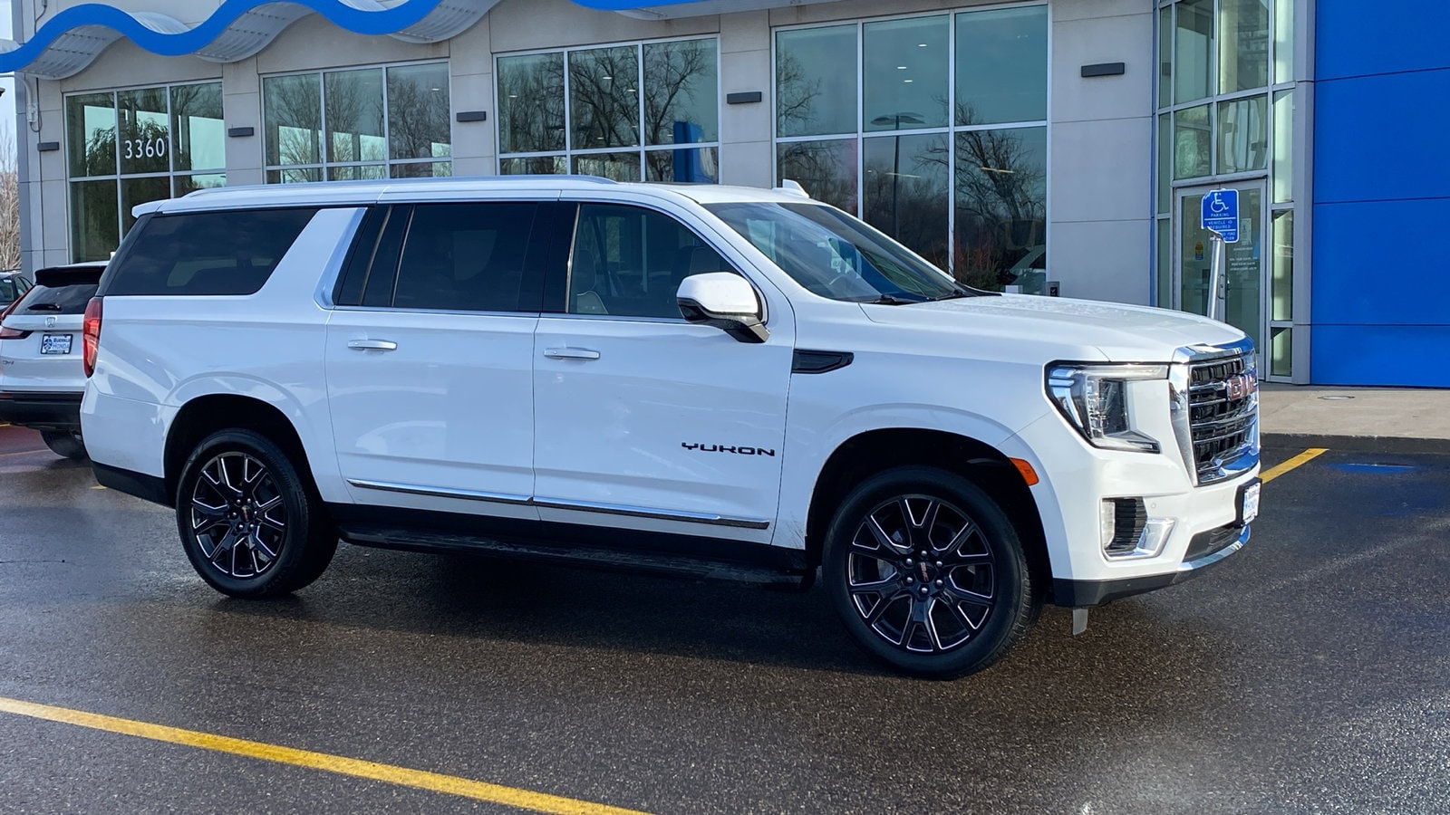 2024 GMC Yukon XL SLT's photo