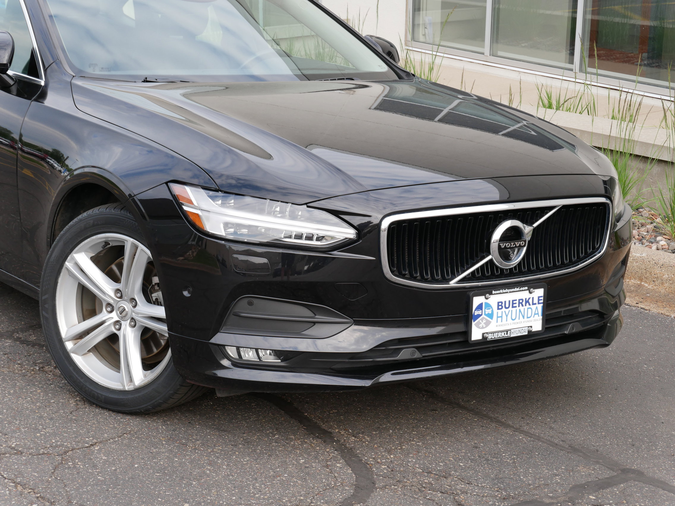 Used 2018 Volvo S90 Momentum with VIN LVY982MKXJP025920 for sale in Saint Paul, Minnesota