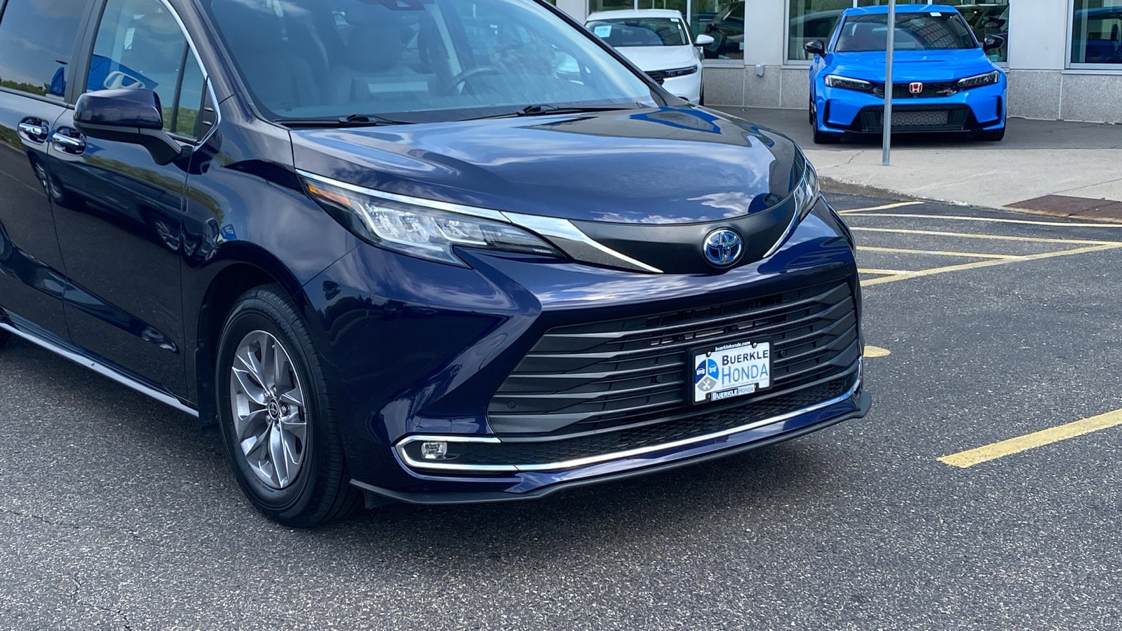 Used 2023 Toyota Sienna XLE with VIN 5TDYSKFC8PS076325 for sale in Saint Paul, Minnesota
