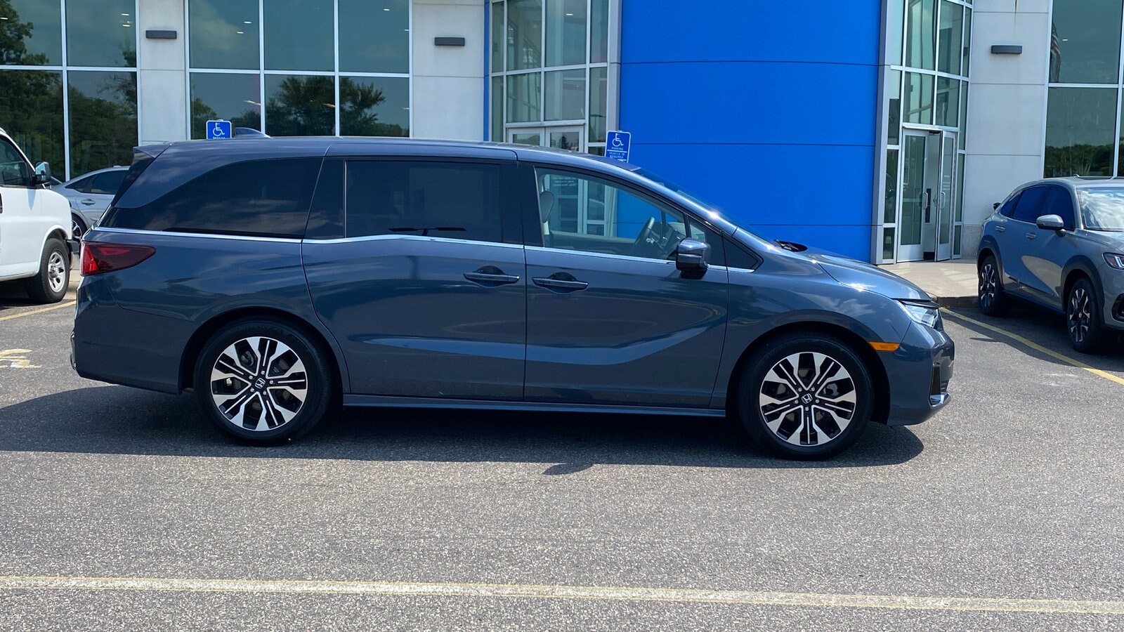2025 Honda Odyssey Elite photo 3