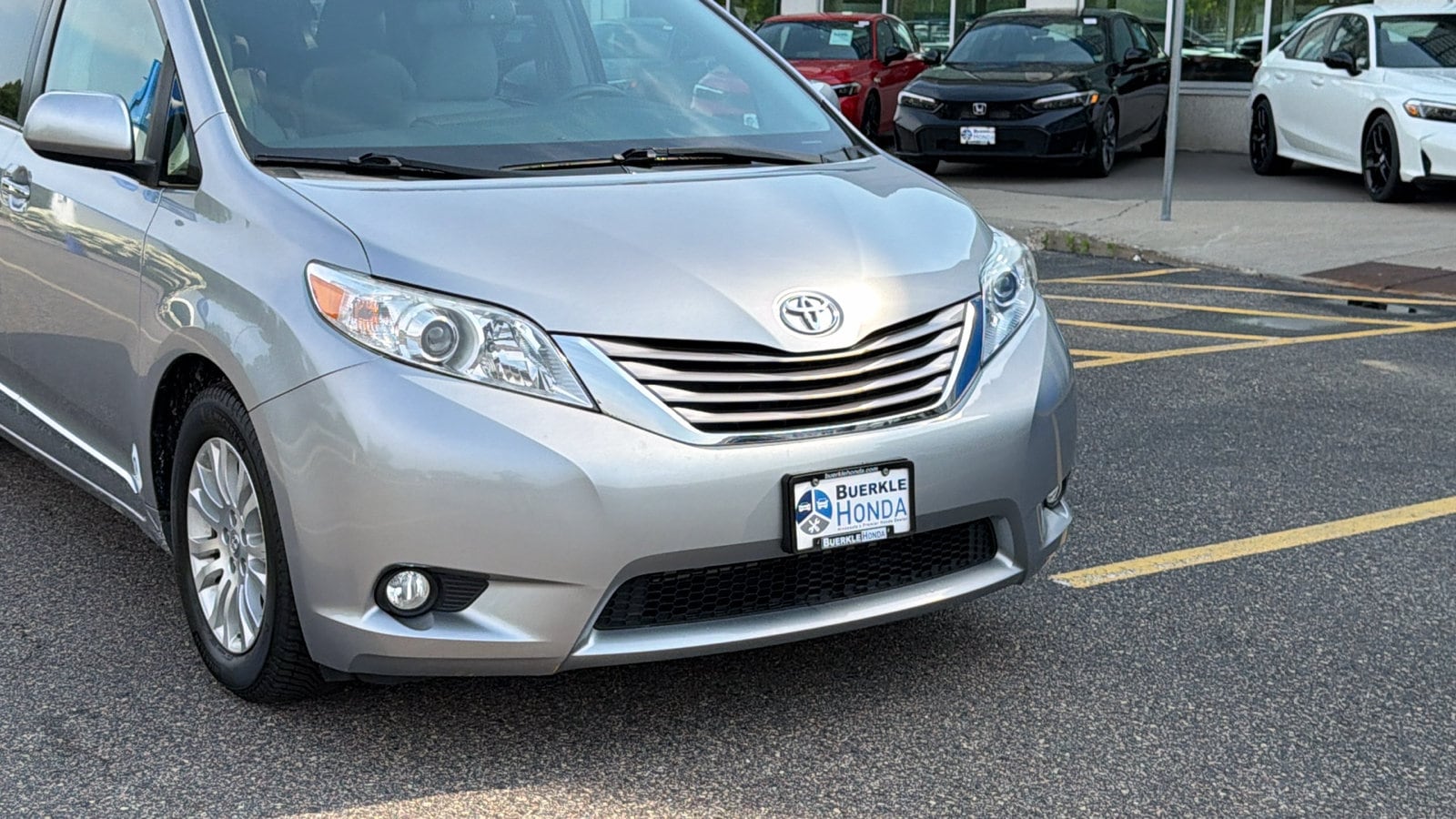 Used 2017 Toyota Sienna XLE with VIN 5TDYZ3DC5HS817262 for sale in Saint Paul, Minnesota