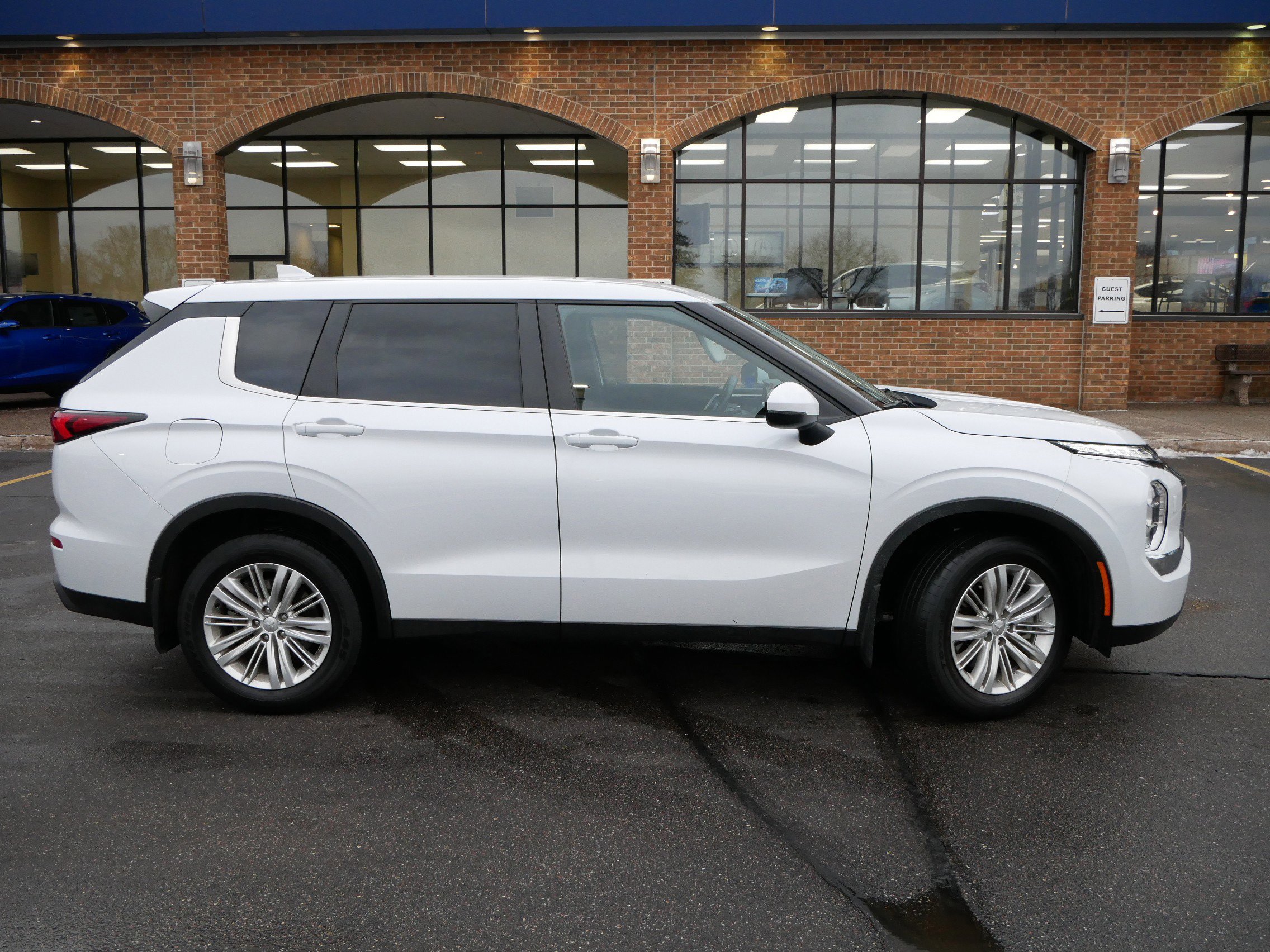 Used 2024 Mitsubishi Outlander ES with VIN JA4J4UA87RZ062695 for sale in Saint Paul, Minnesota