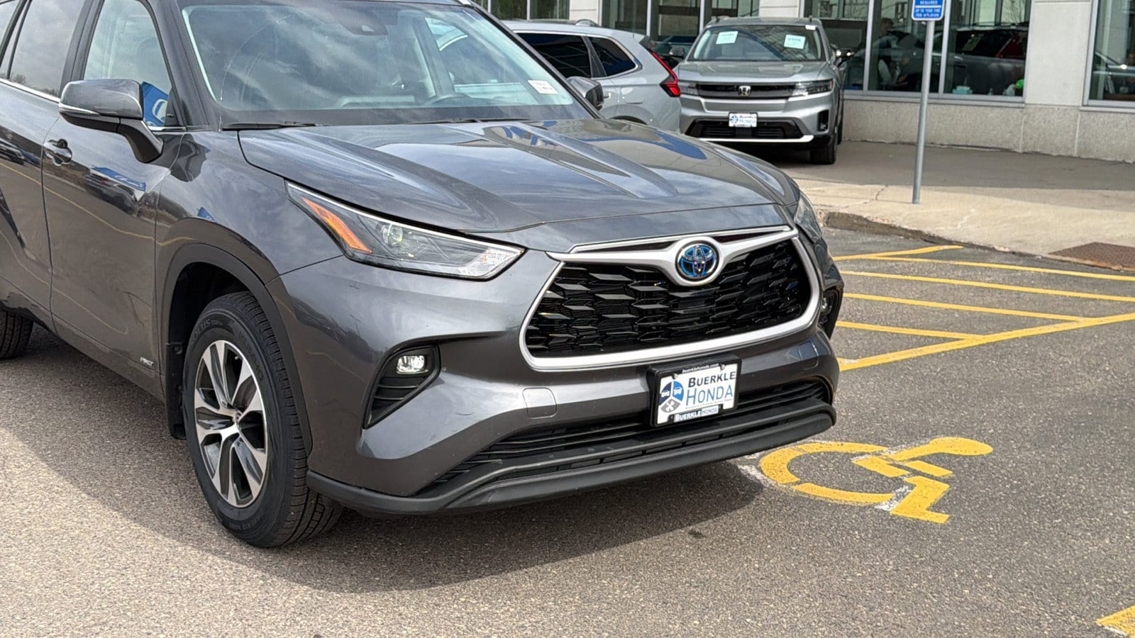 Used 2023 Toyota Highlander XLE with VIN 5TDKBRCH7PS123035 for sale in Saint Paul, Minnesota