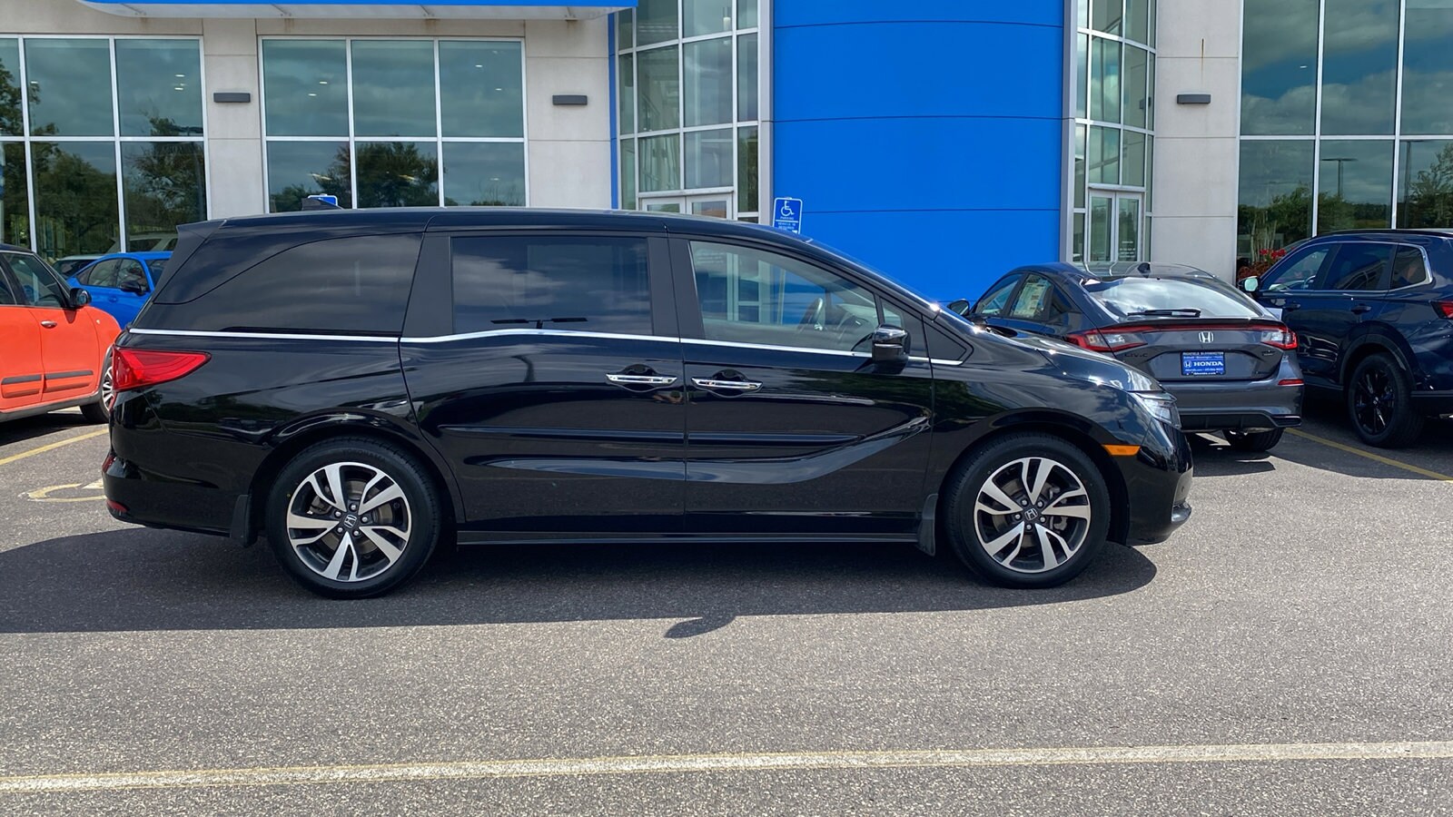 2023 Honda Odyssey Touring photo 3