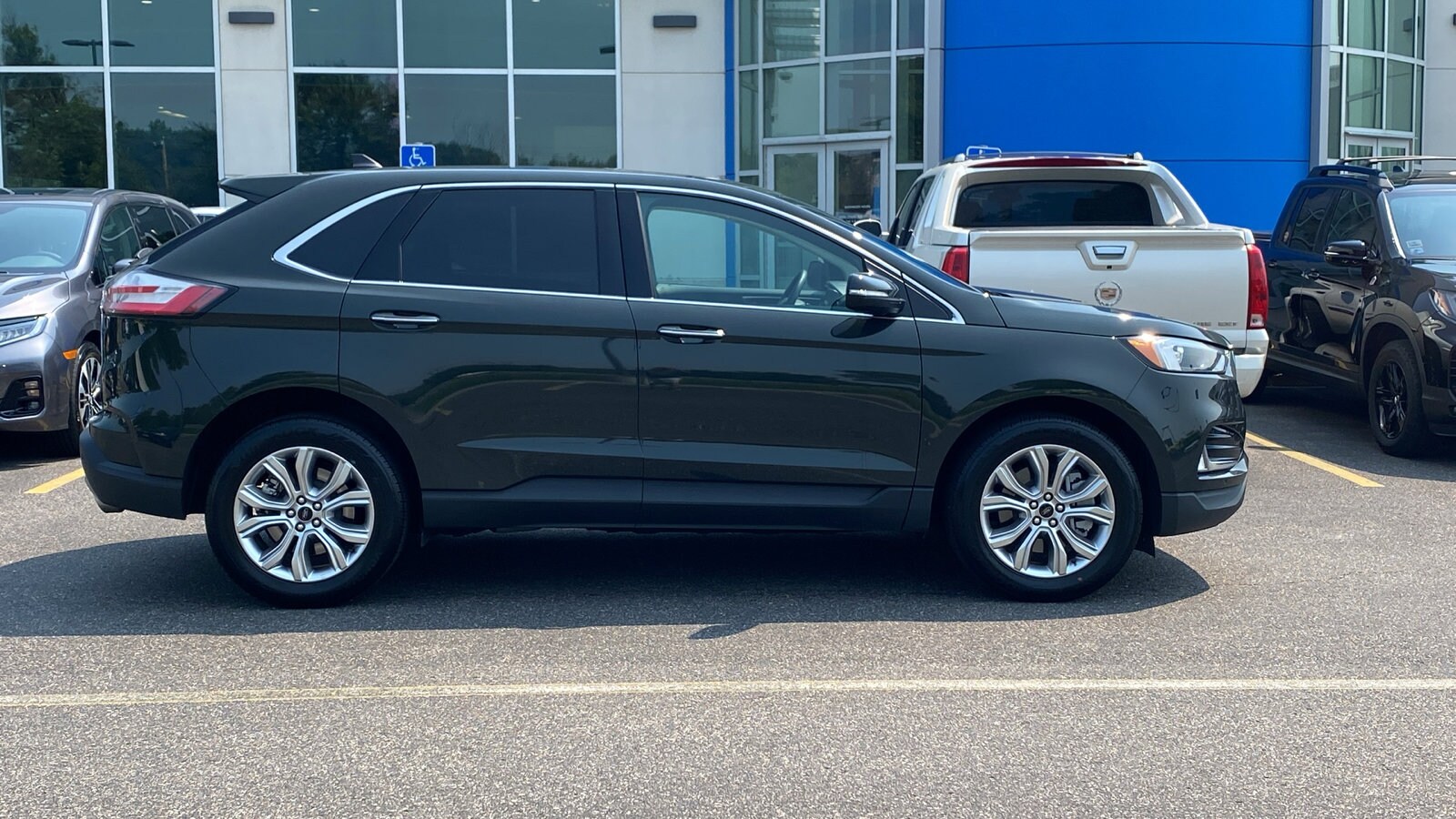 2024 Ford Edge Titanium photo 4