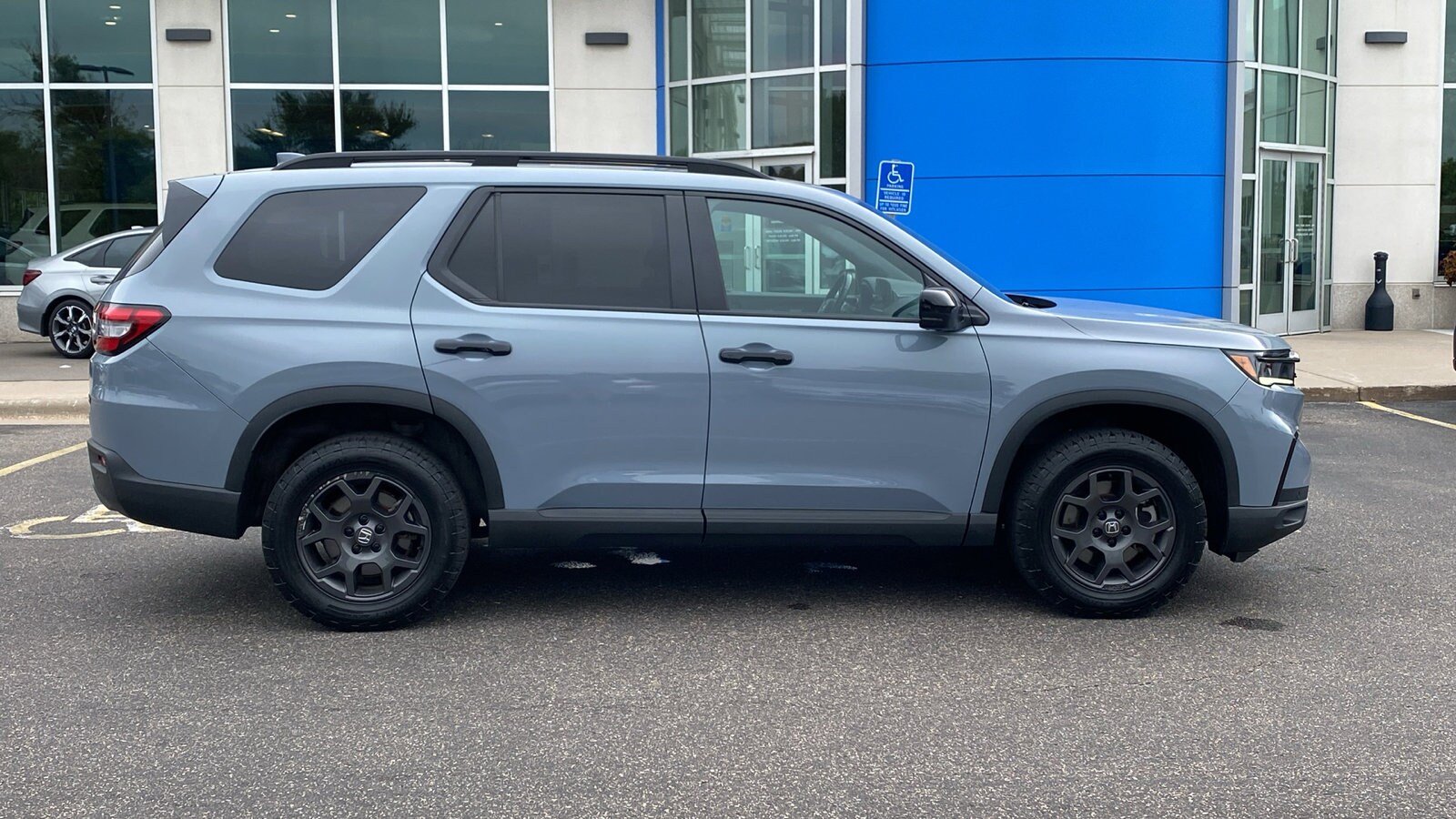 2024 Honda Pilot TrailSport photo 2