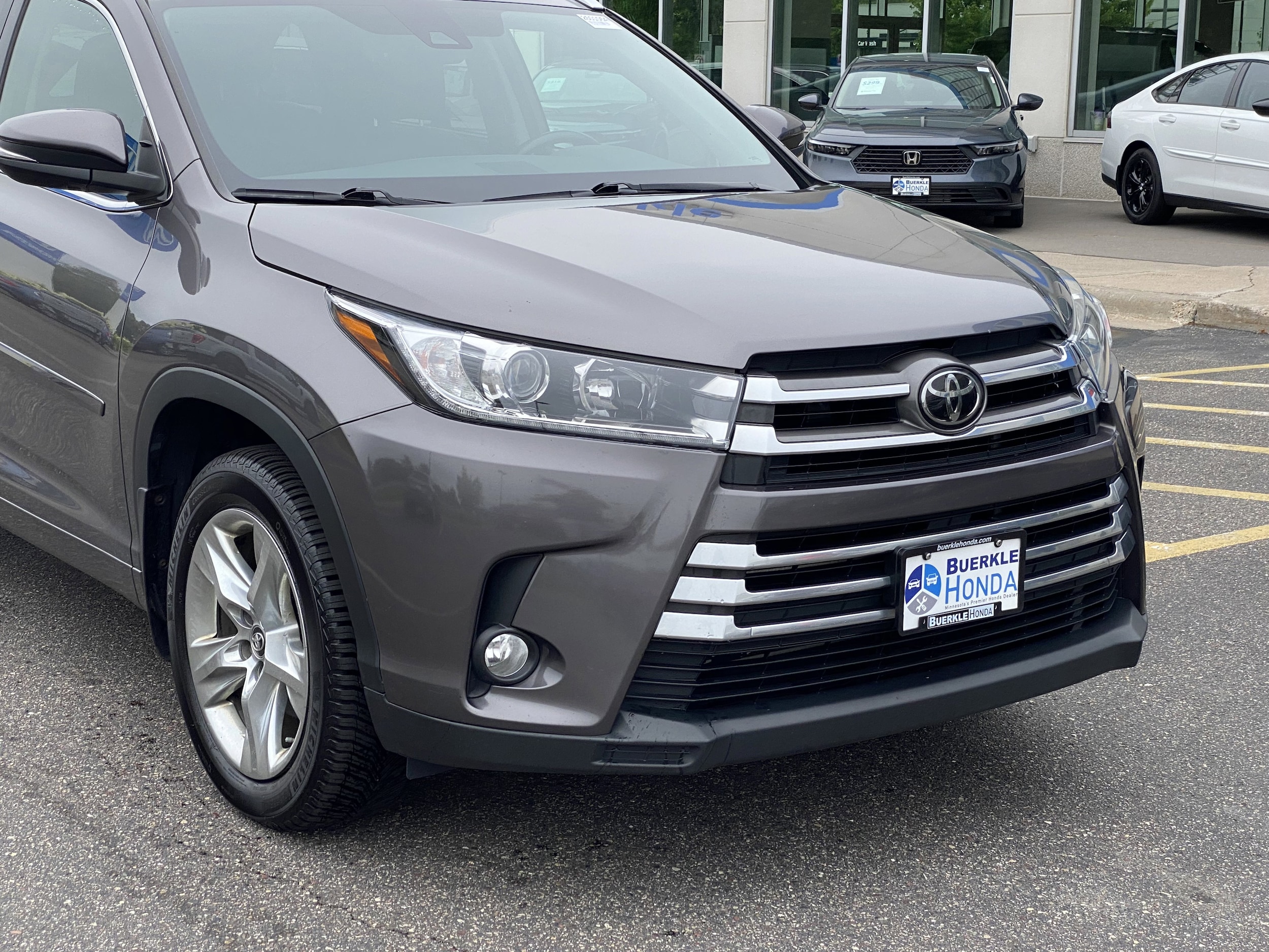 Used 2017 Toyota Highlander Limited with VIN 5TDDZRFH5HS476164 for sale in Saint Paul, Minnesota