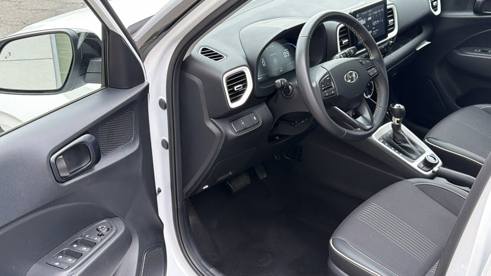 2026 Hyundai Venue SEL - Photo 9