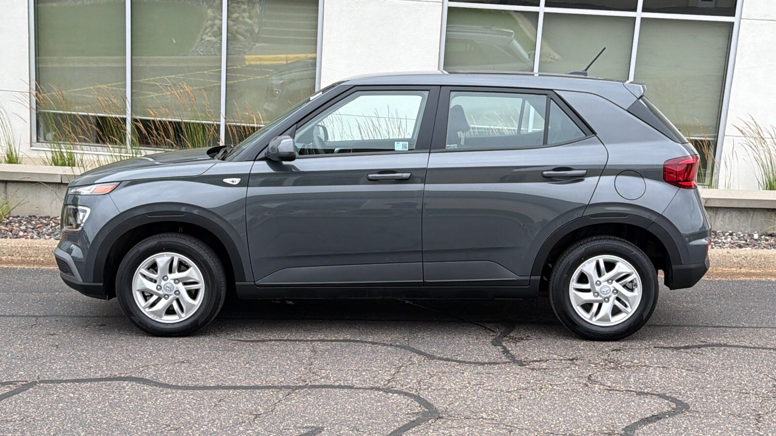 2025 Hyundai Venue SE - Photo 28