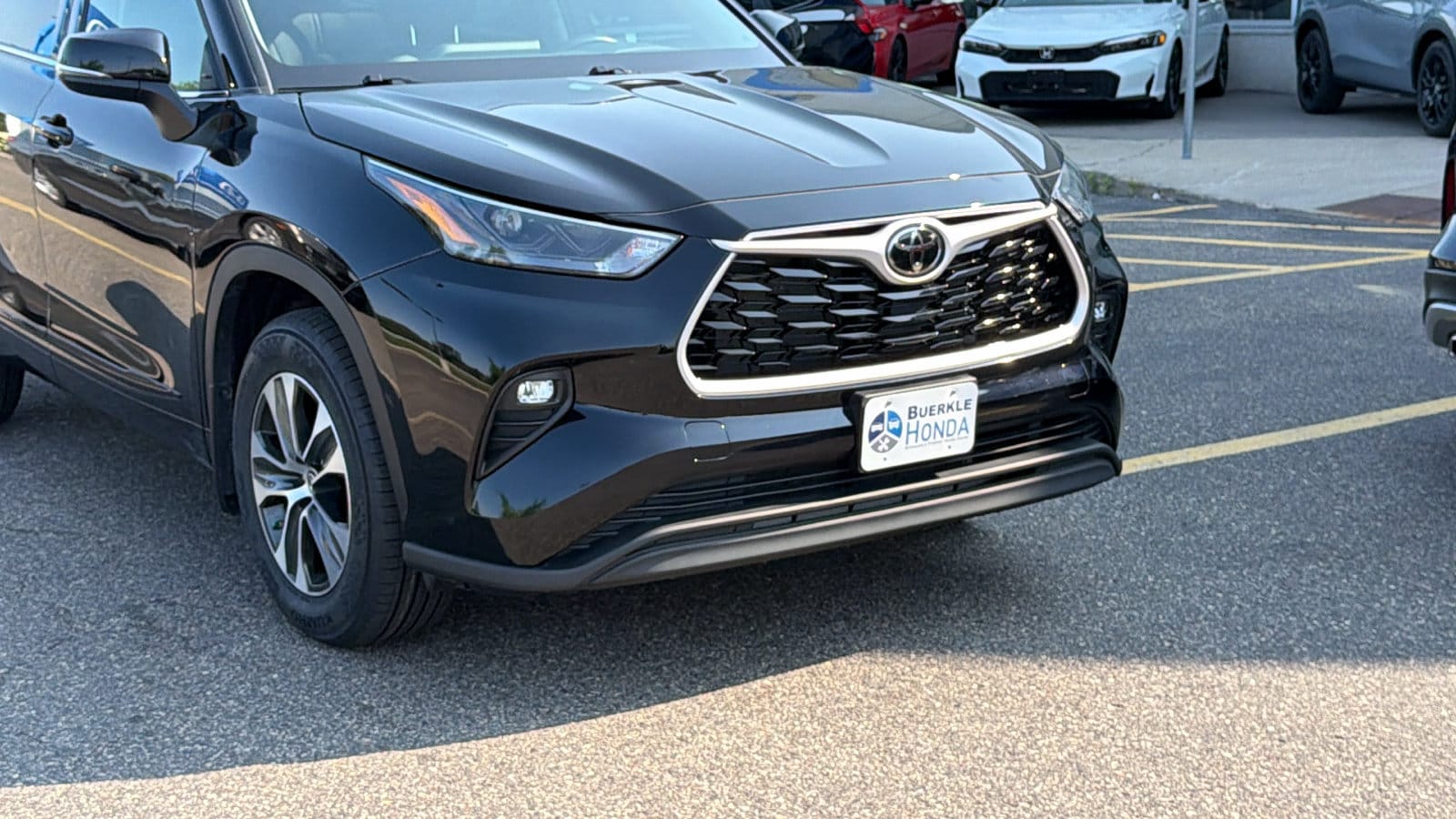 Used 2022 Toyota Highlander XLE with VIN 5TDGZRBH3NS197469 for sale in Saint Paul, Minnesota