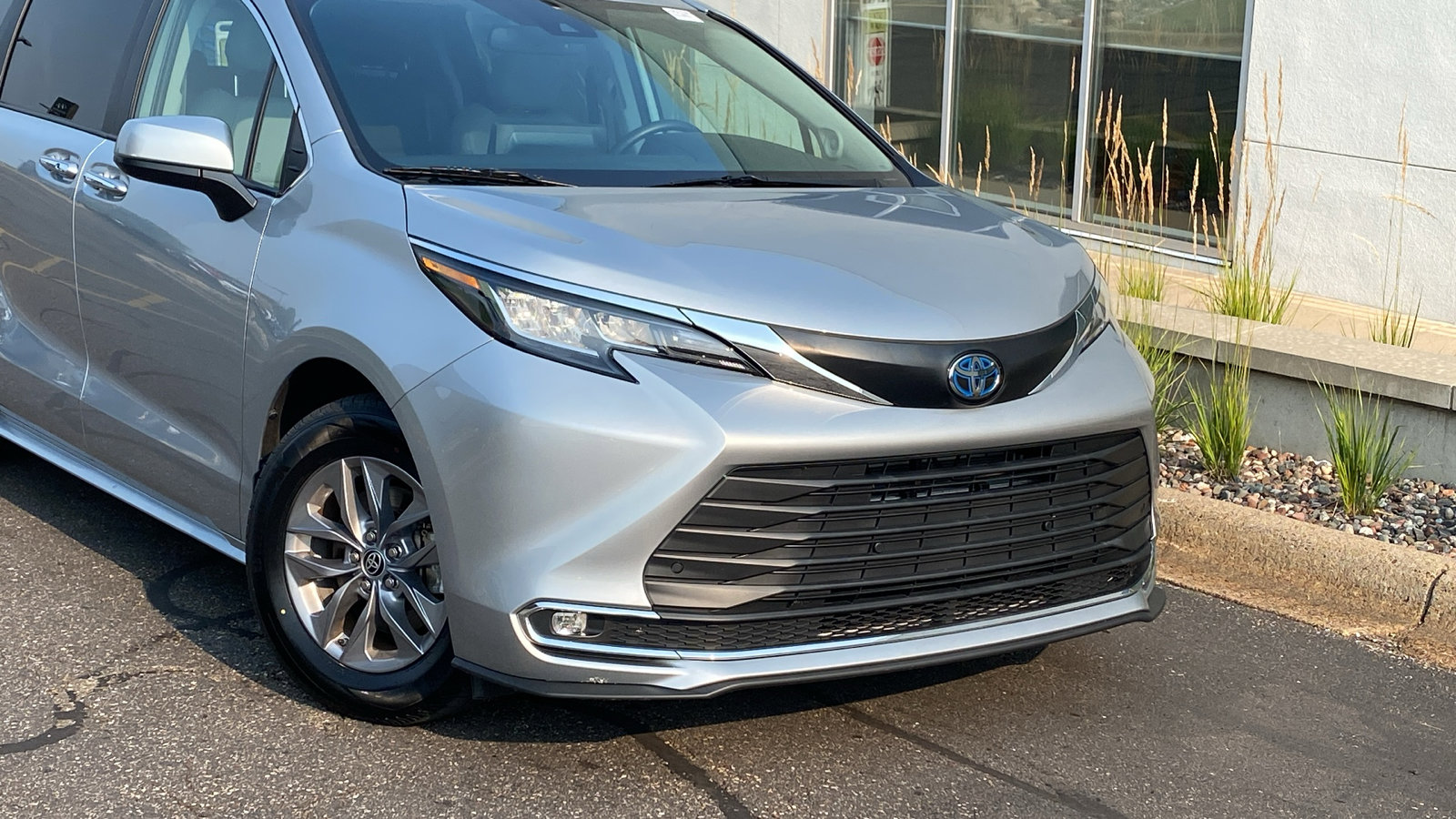 Used 2022 Toyota Sienna XLE with VIN 5TDJSKFC8NS058759 for sale in Saint Paul, Minnesota