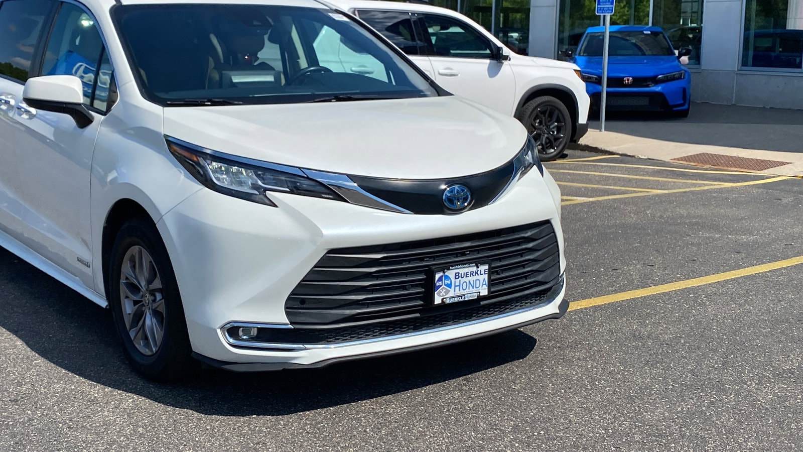 Used 2021 Toyota Sienna XLE with VIN 5TDYRKEC4MS008340 for sale in Saint Paul, Minnesota