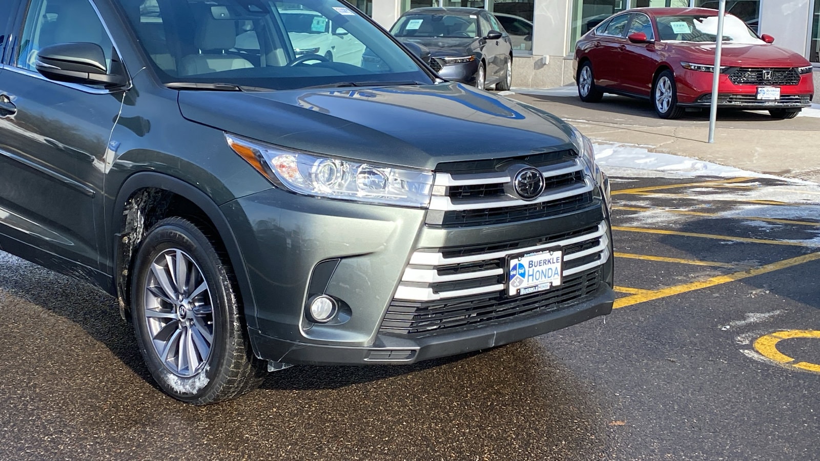Used 2019 Toyota Highlander XLE with VIN 5TDJZRFH8KS942731 for sale in Saint Paul, Minnesota