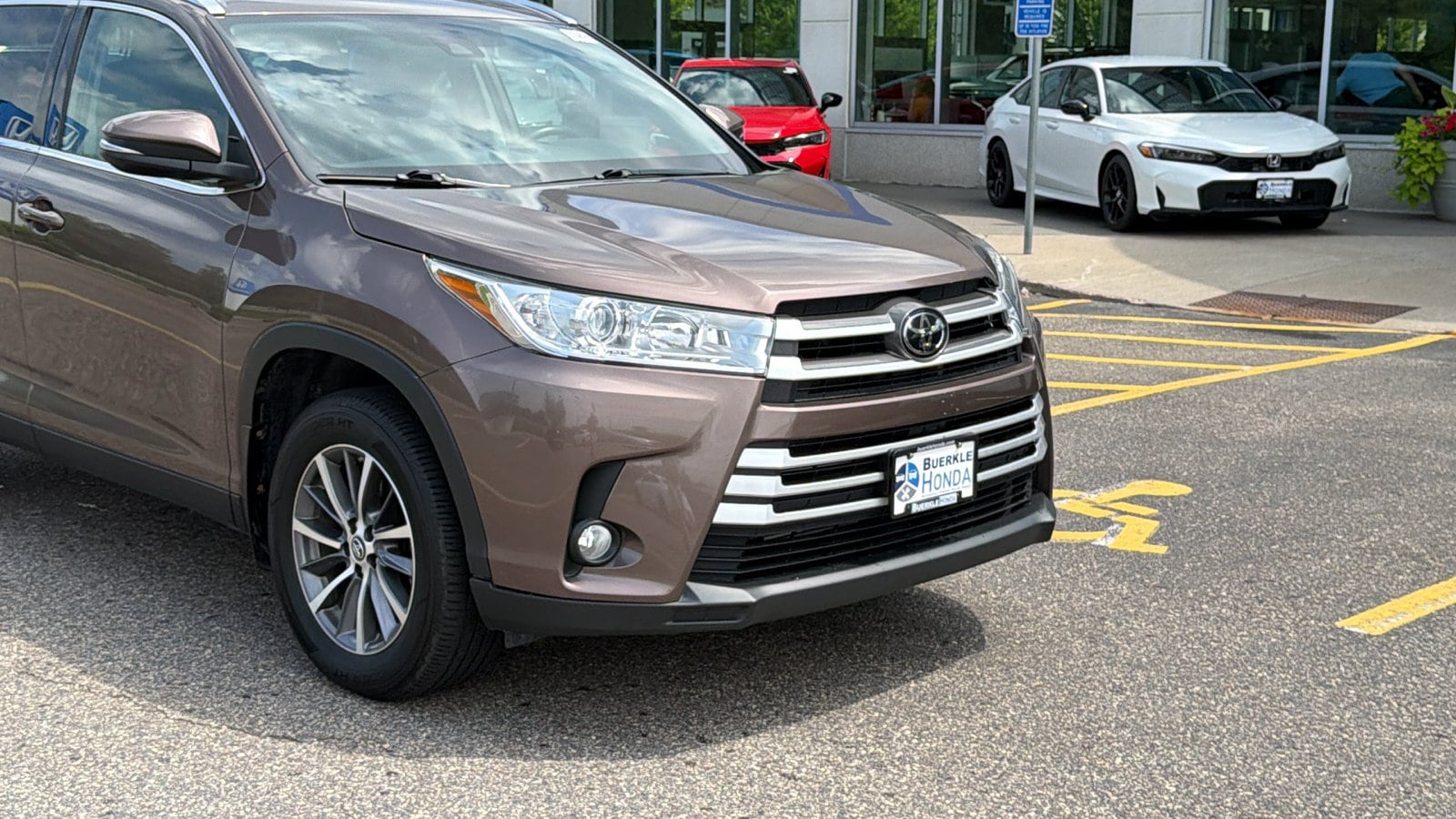 Used 2019 Toyota Highlander XLE with VIN 5TDJZRFH7KS937424 for sale in Saint Paul, Minnesota