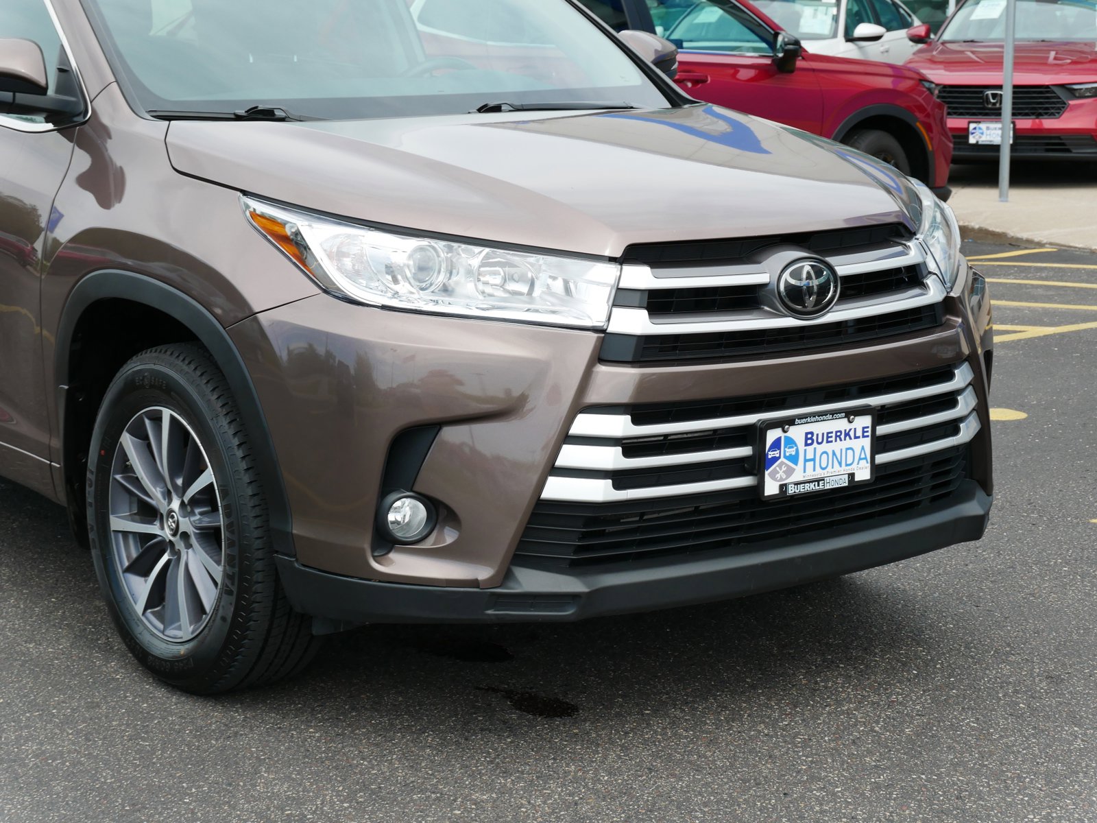 Used 2018 Toyota Highlander XLE with VIN 5TDJZRFH2JS813771 for sale in Saint Paul, MN