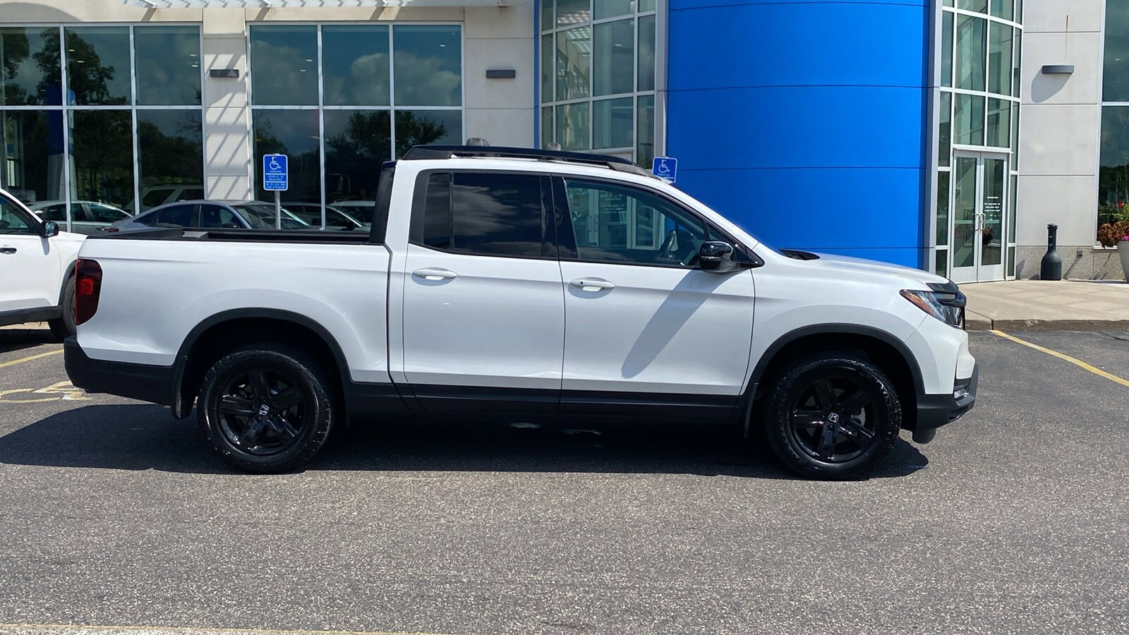 2023 Honda Ridgeline Black Edition photo 4