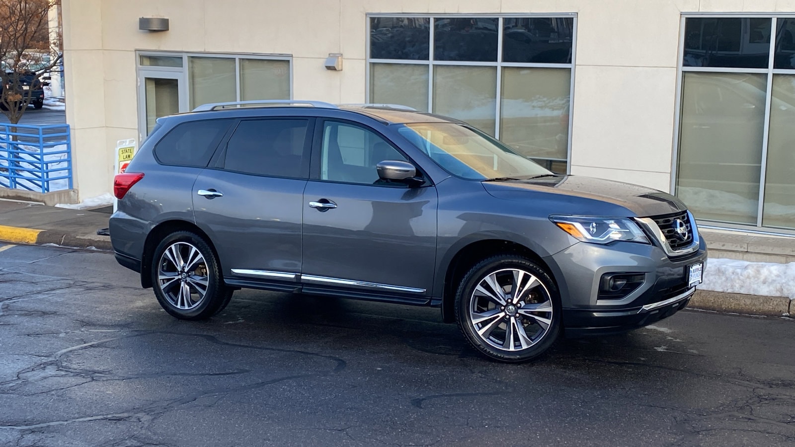 2017 Nissan Pathfinder Platinum's photo