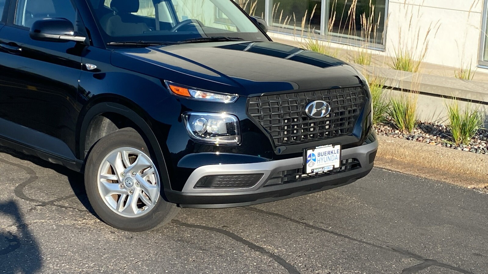 2025 Hyundai Venue SE photo 3