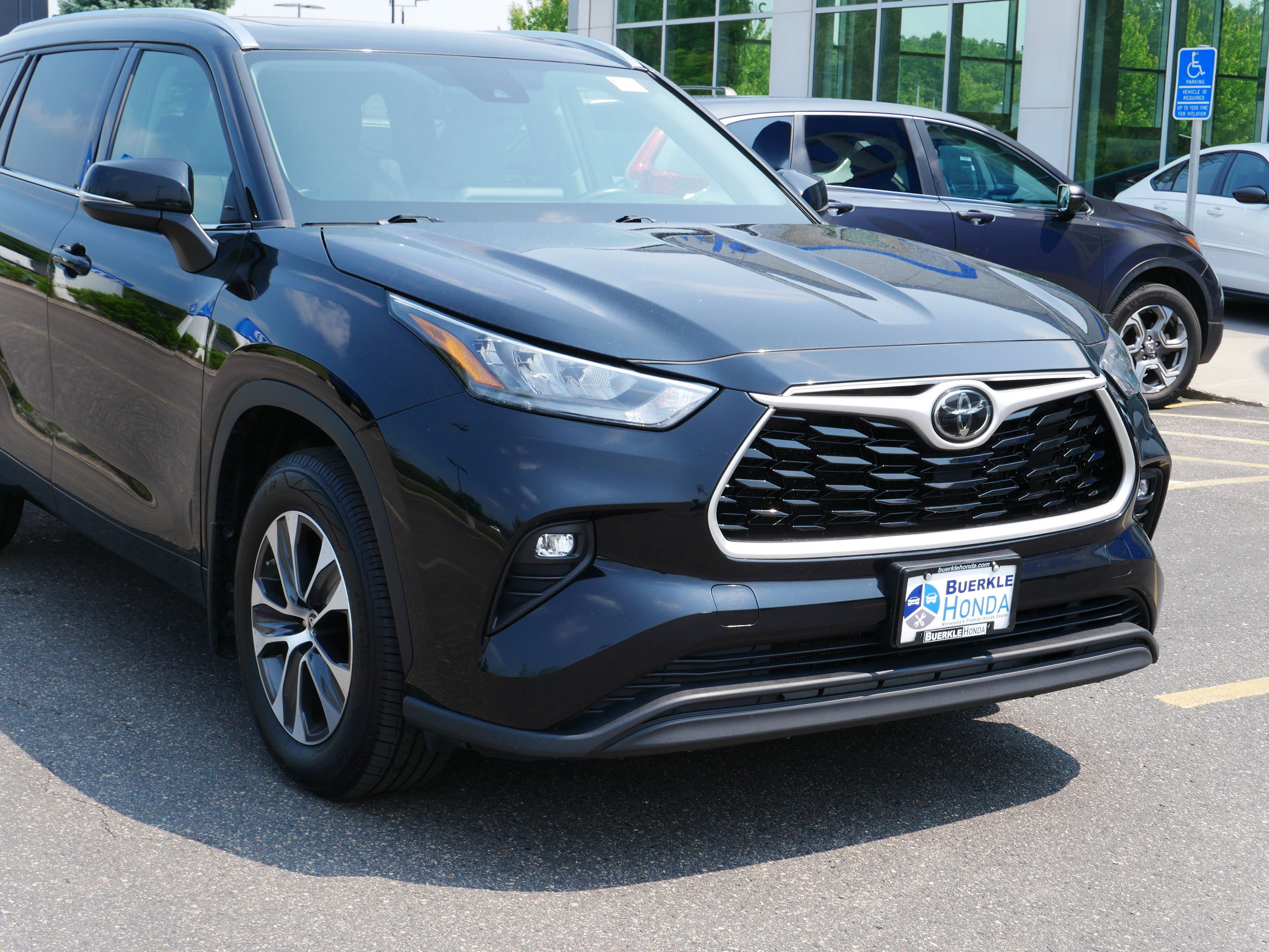 Used 2020 Toyota Highlander XLE with VIN 5TDGZRBH9LS504057 for sale in Saint Paul, Minnesota