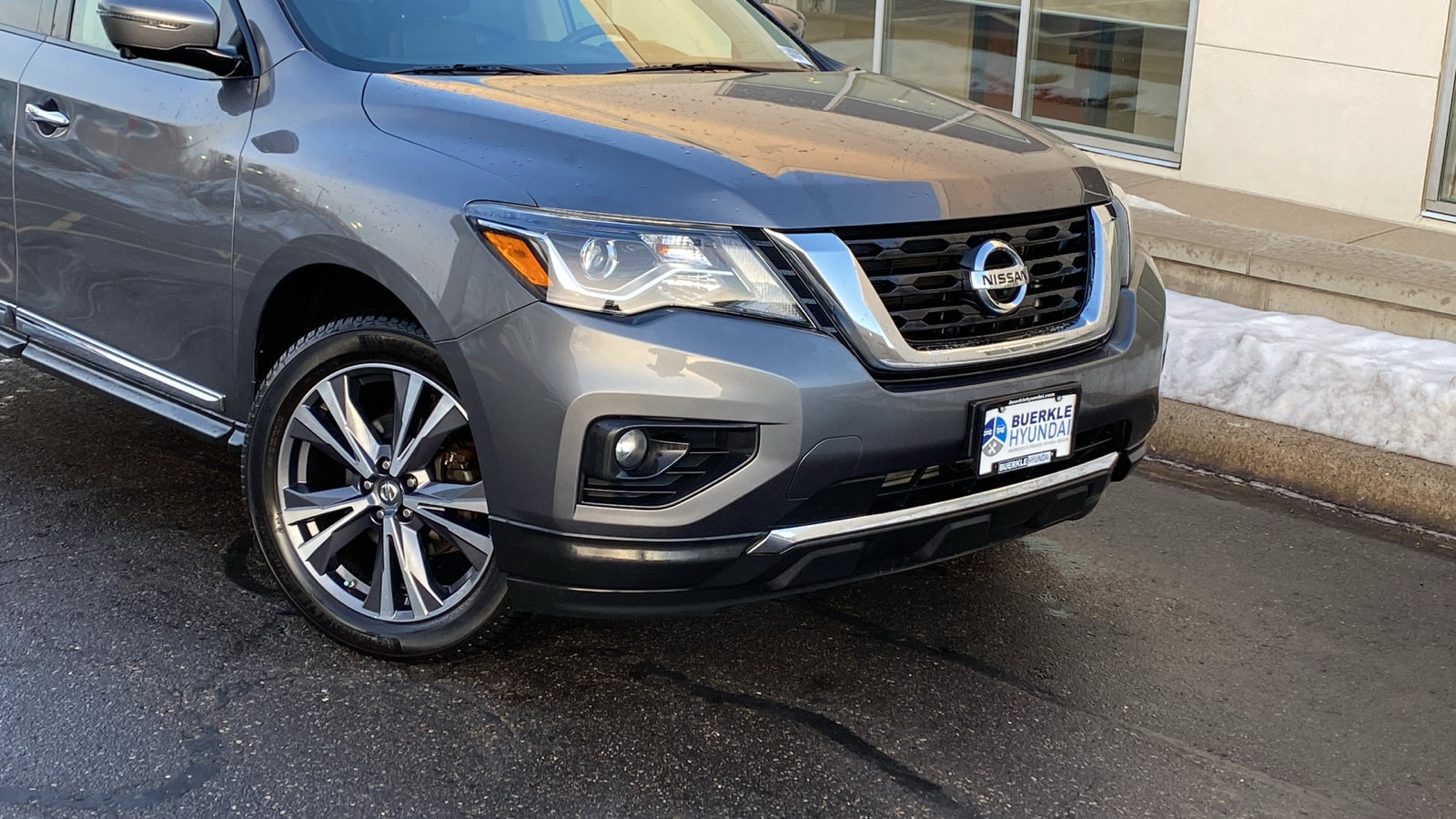 Used 2017 Nissan Pathfinder Platinum with VIN 5N1DR2MM1HC640367 for sale in Saint Paul, Minnesota