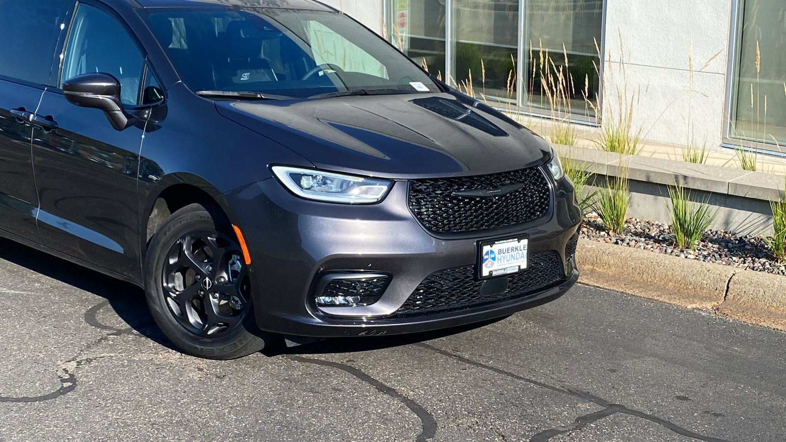 Used 2022 Chrysler Pacifica Hybrid Limited with VIN 2C4RC1S77NR130840 for sale in Saint Paul, Minnesota