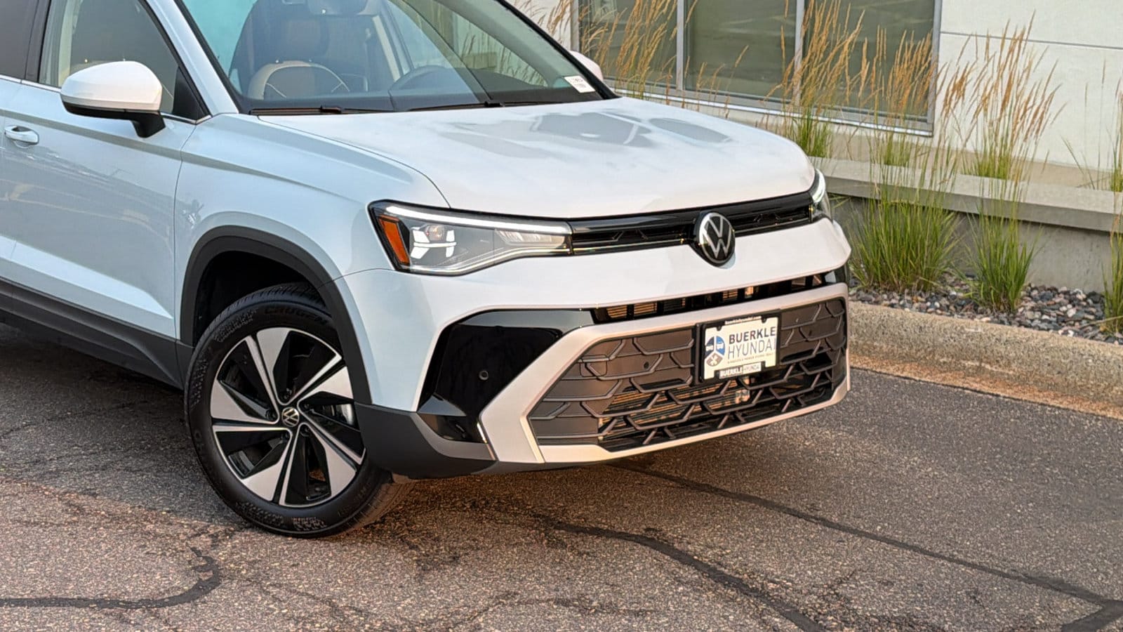 Used 2025 Volkswagen Taos SE with VIN 3VVVC7B22SM039856 for sale in Saint Paul, Minnesota