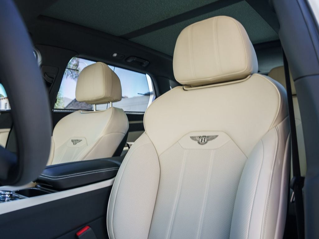 2025 Bentley Bentayga - Photo 11