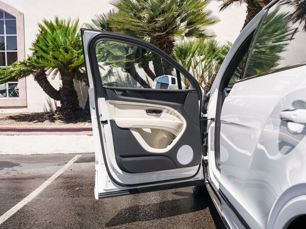 2025 Bentley Bentayga - Photo 28