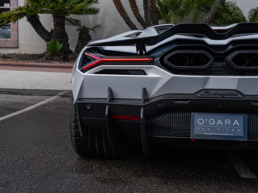 2025 Lamborghini Revuelto Base - Photo 30