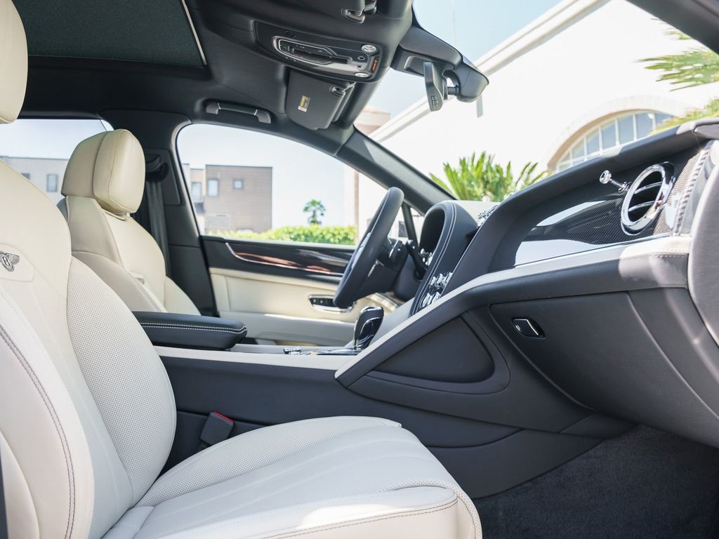 2025 Bentley Bentayga - Photo 26