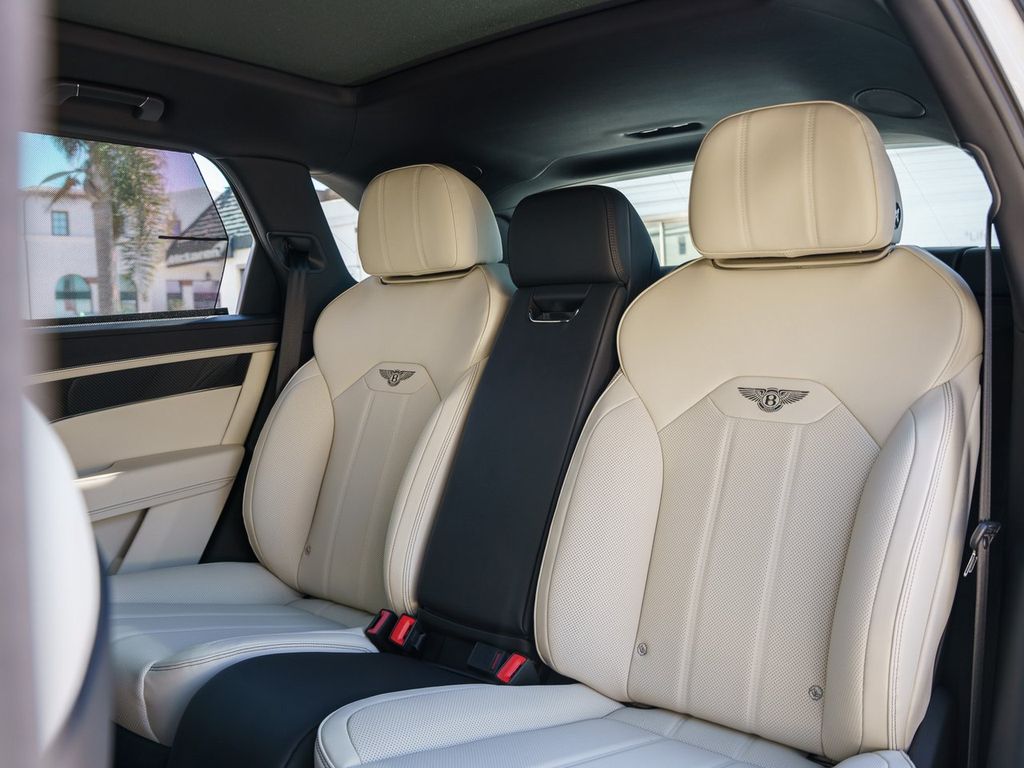 2025 Bentley Bentayga - Photo 14