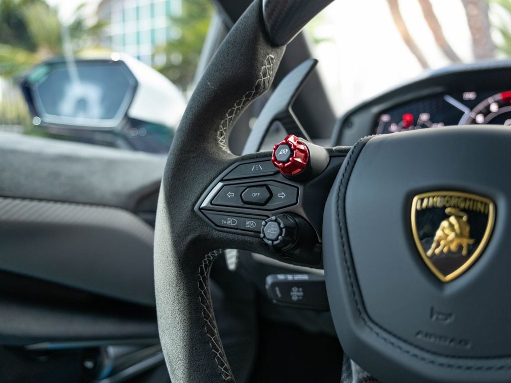 2025 Lamborghini Revuelto Base - Photo 11