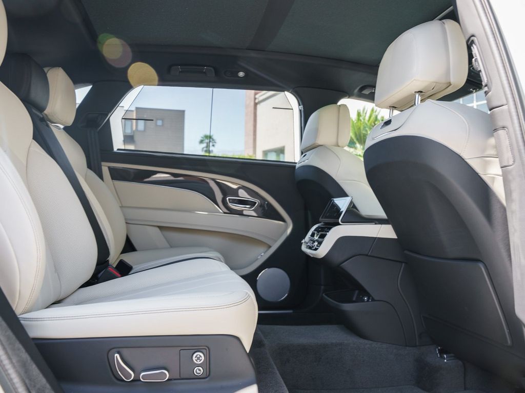 2025 Bentley Bentayga - Photo 23