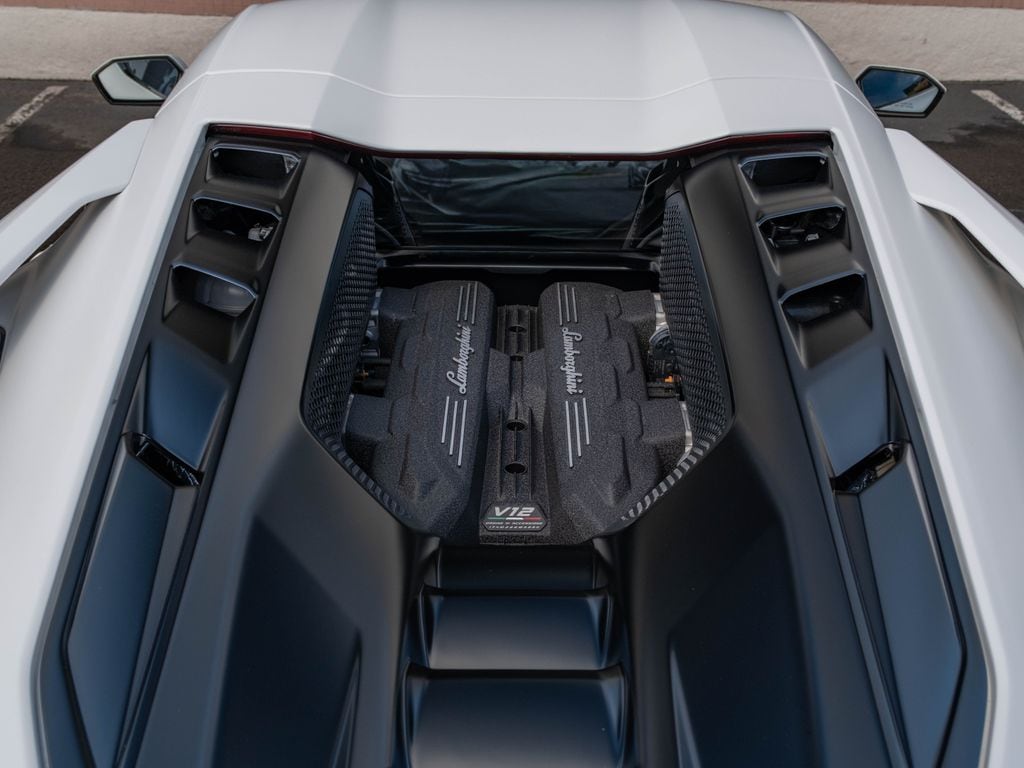 2025 Lamborghini Revuelto Base - Photo 31
