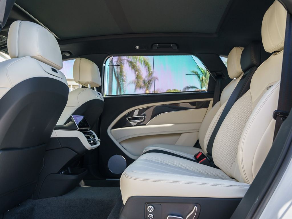 2025 Bentley Bentayga - Photo 13
