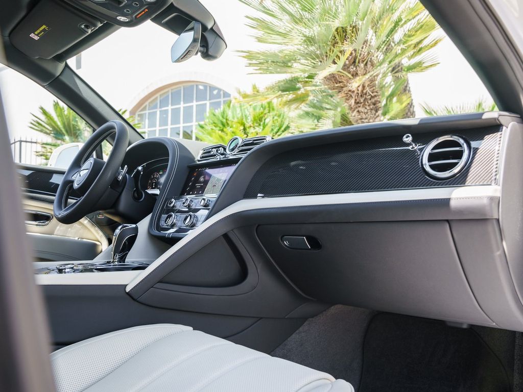 2025 Bentley Bentayga - Photo 25