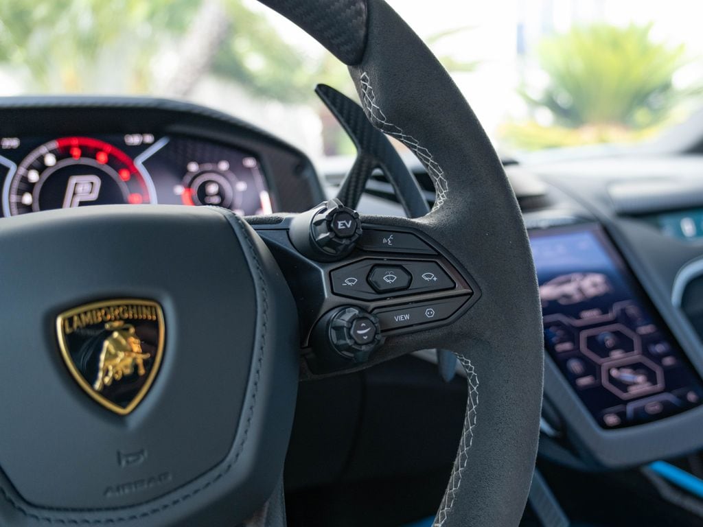 2025 Lamborghini Revuelto Base - Photo 12